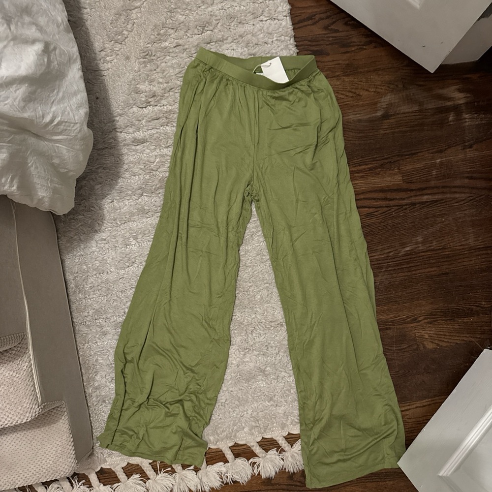Brand new green lounge bottoms. Super comfy and flattering.
